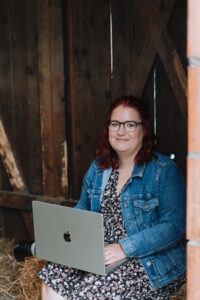 Pferdefotografin Northeim mit Laptop bei der Arbeit in der Pferdebox