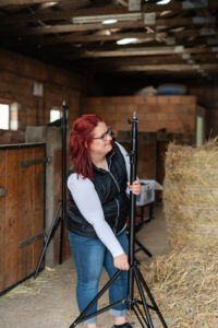 Pferdefotograf Northeim beim Aufbau des schwarzen Hintergrundsystems für Fotoshooting mit Pferd