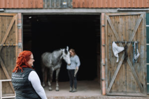 Pferdefotografin bei Fotoshooting mit Pferd vor schwarzem Hintergrund in Northeim Göttingen