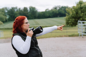 Pferdefotografin Northeim gibt Anweisung bei Fotoshooting mit Pferd