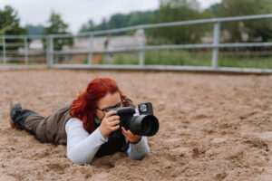 Pferdefotografin bei der Arbeit im Liegen für Fotoshooting mit Pferd in Northeim Göttingen