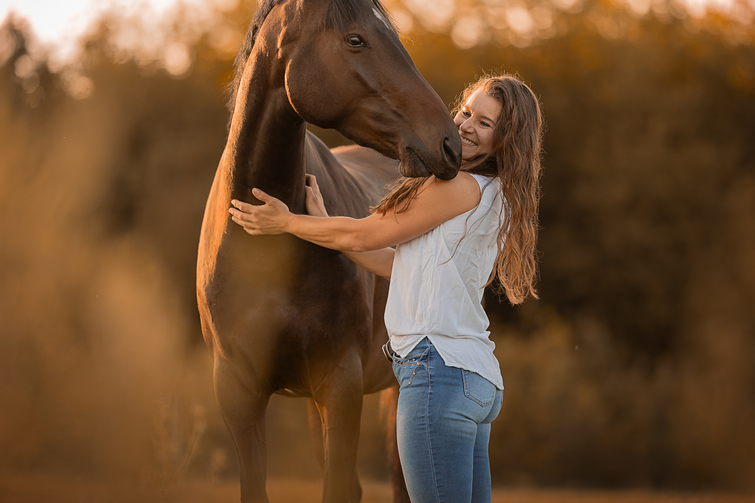 Emotionales Portrait im Gegenlicht bei Fotoshooting mit Pferd mit Isiful Pictures Northeim