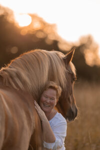 Mensch mit Pferd beim Fotoshooting im Sonnenuntergang mit Isiful Pictures Northeim Göttingen