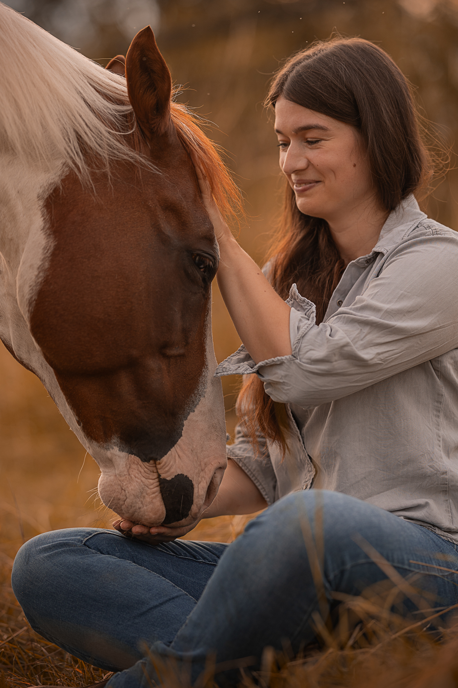 Mensch krault Pferd bei emotionalem Fotoshooting mit Pferdefotograf Northeim Göttingen