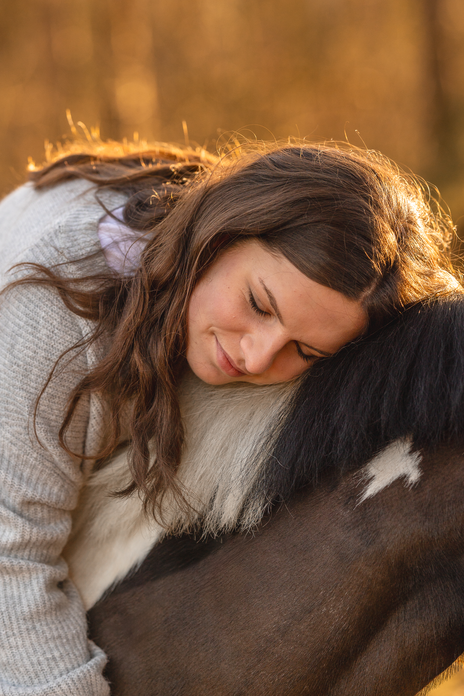 Kuschelmoment mit Pferd beim Fotoshooting im Sonnenaufgang mit Isiful Pictures