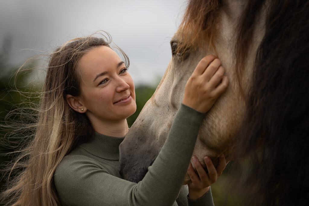 Inniger Moment bei Fotoshooting mit Pferd mit Pferdefotograf Northeim Göttingen