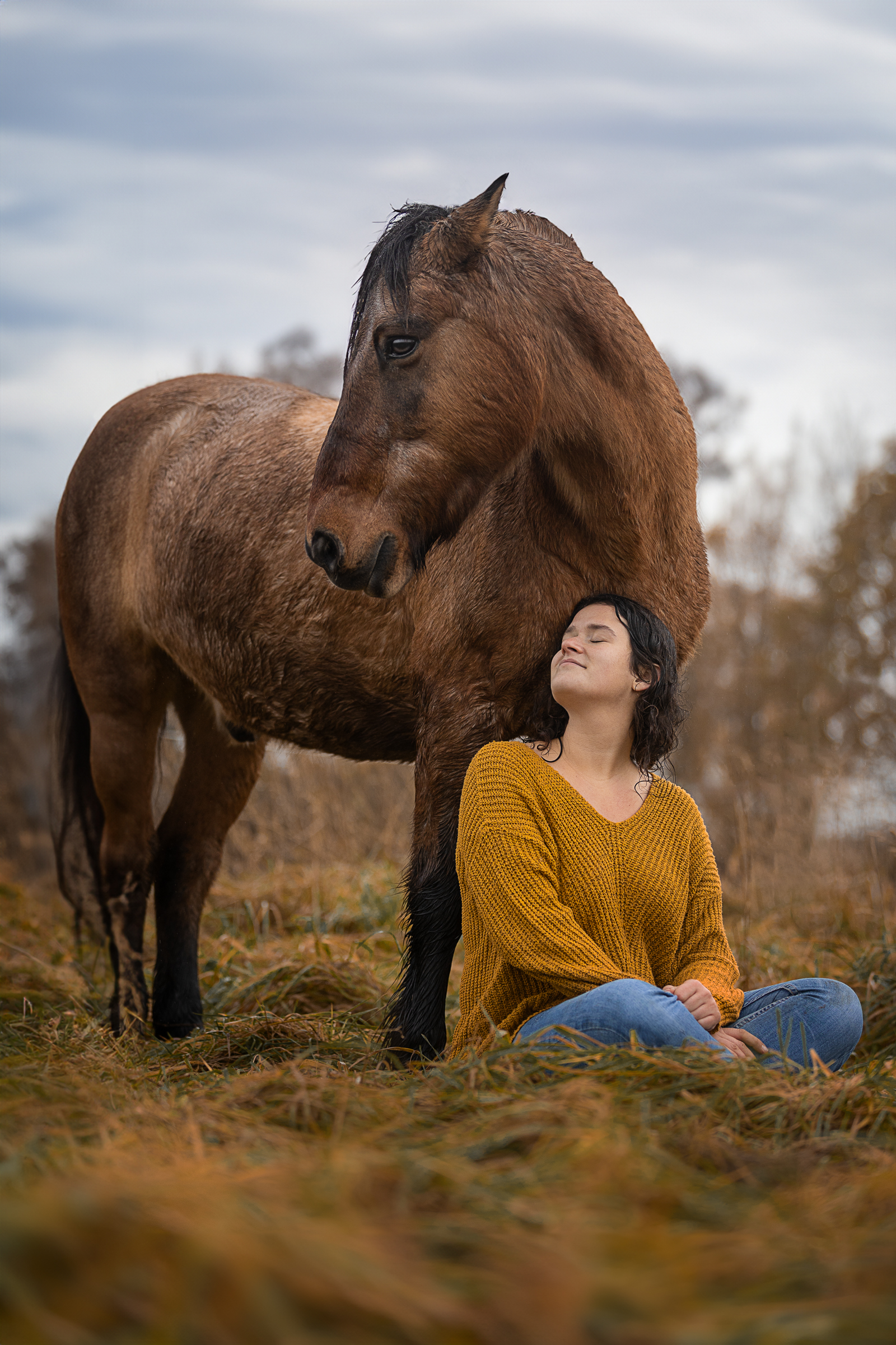 Vertrauter Moment bei Fotoshooting mit Pferd im Regen mit Isiful Pictures Northeim Göttingen